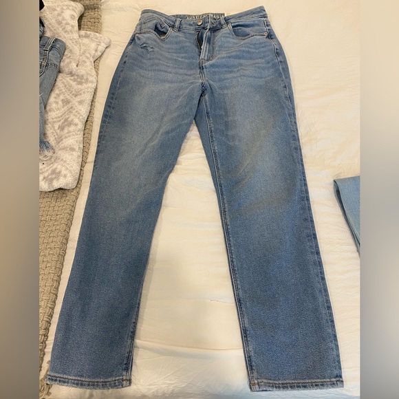 American eagle mom jeans. Never worn like new great condition. Size 8. Tags on - Picture 1 of 3
